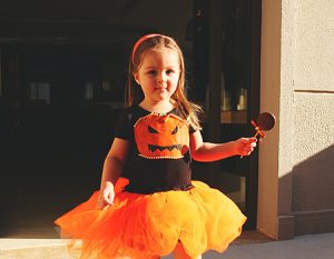 La Movida - Girl in pumpkin outfit