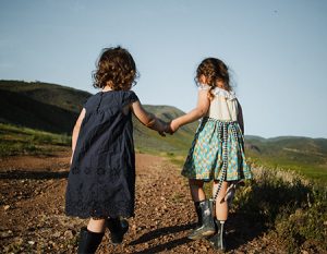 La Movida - Girls walking in sun