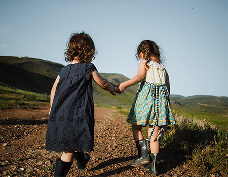 La Movida - Girls walking in sun